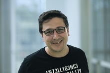 Alban Maxhuni_medbaggrund