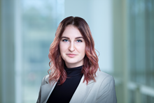 klaudia med baggrund