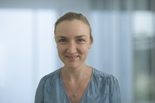 Catrine-Bakkedal_medbaggrund