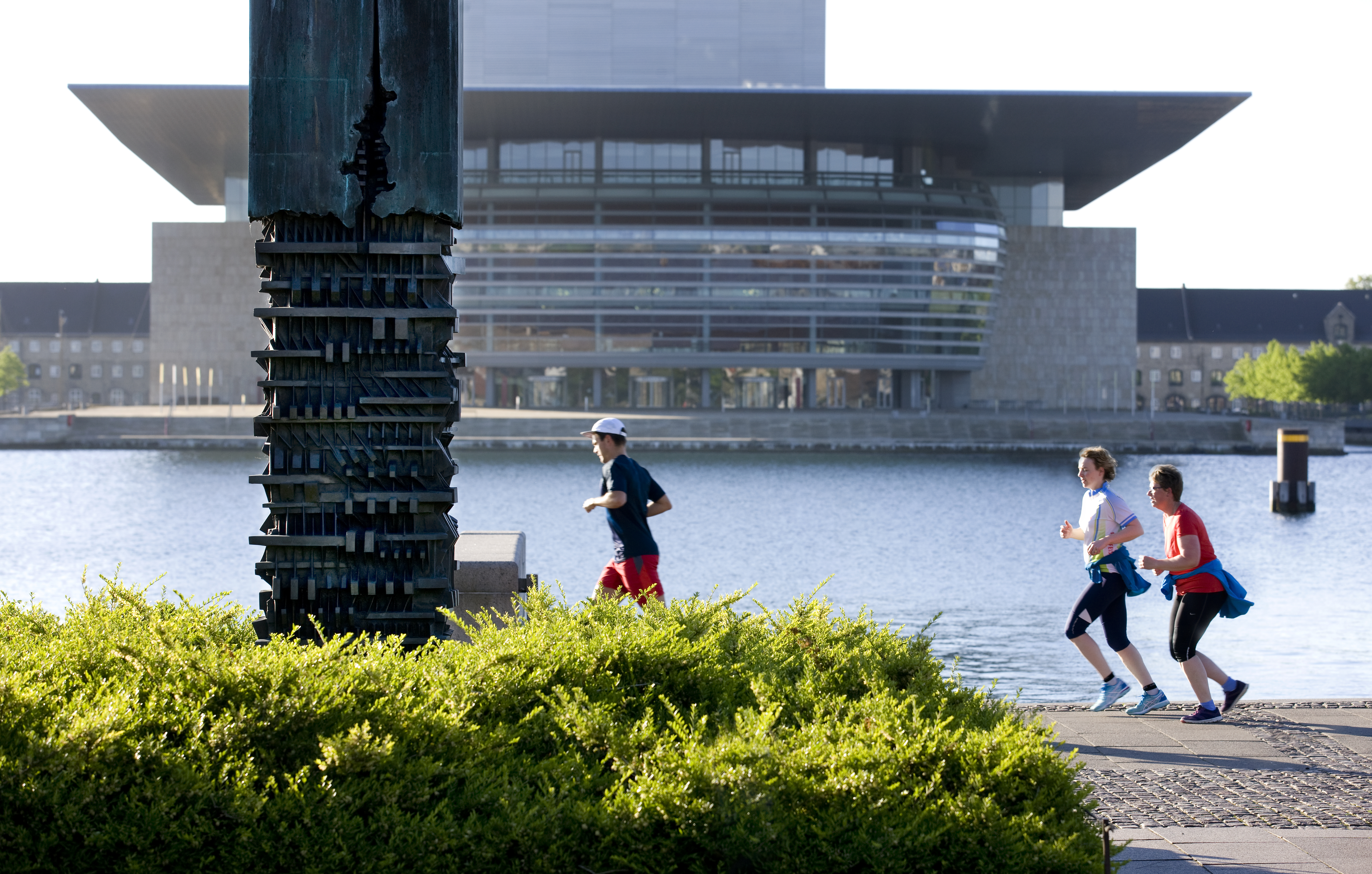 runners infront of the copenhagen opera house