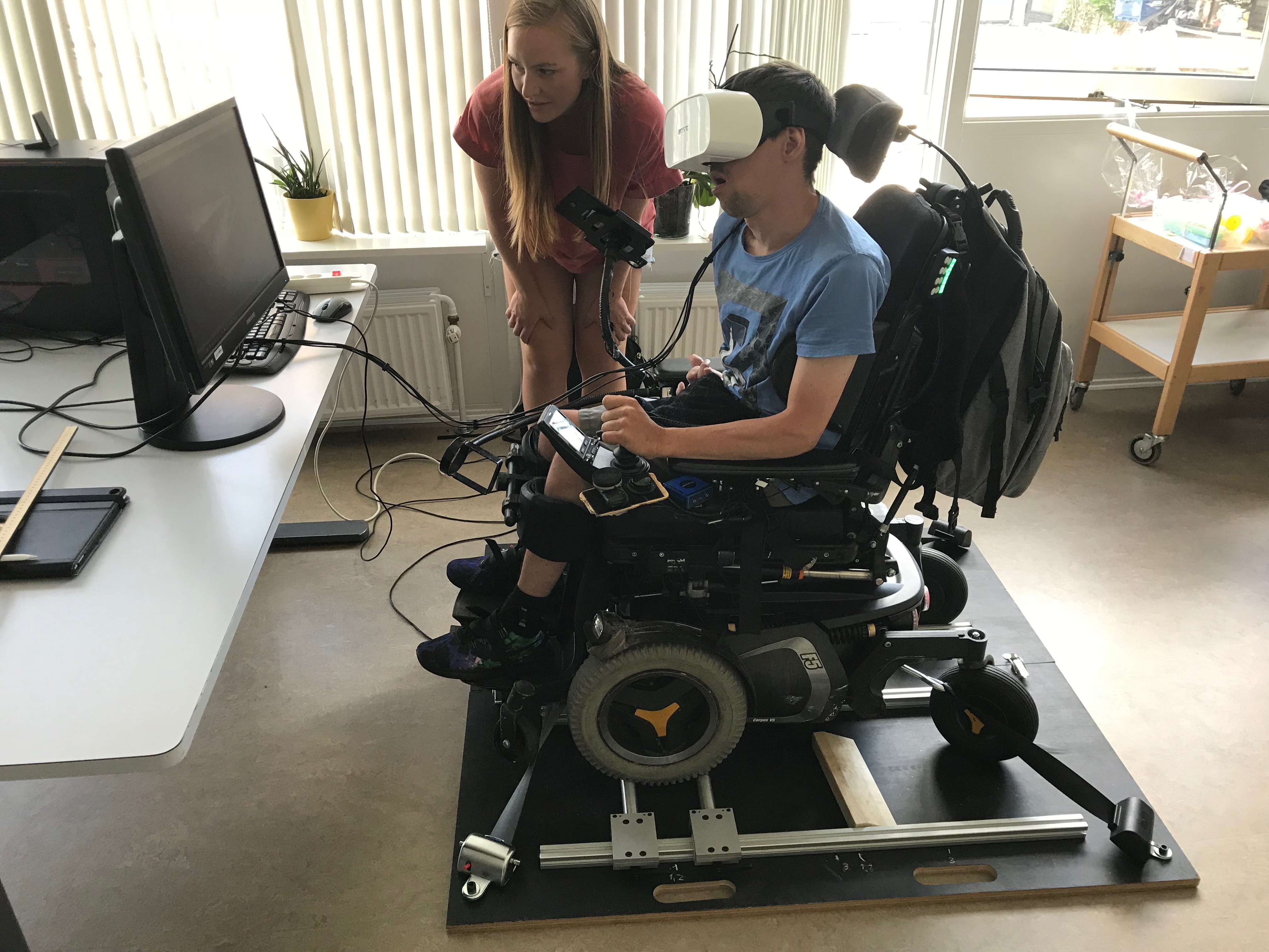 How can individuals in wheelchairs get access to virtual reality? CACHET